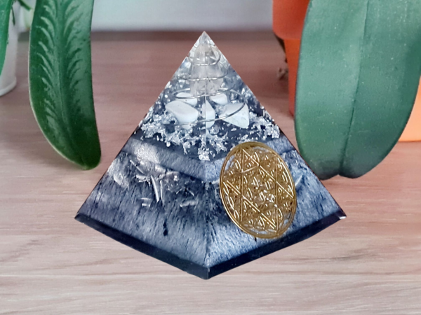 Orgonite pyramide grise FLEUR DE VIE